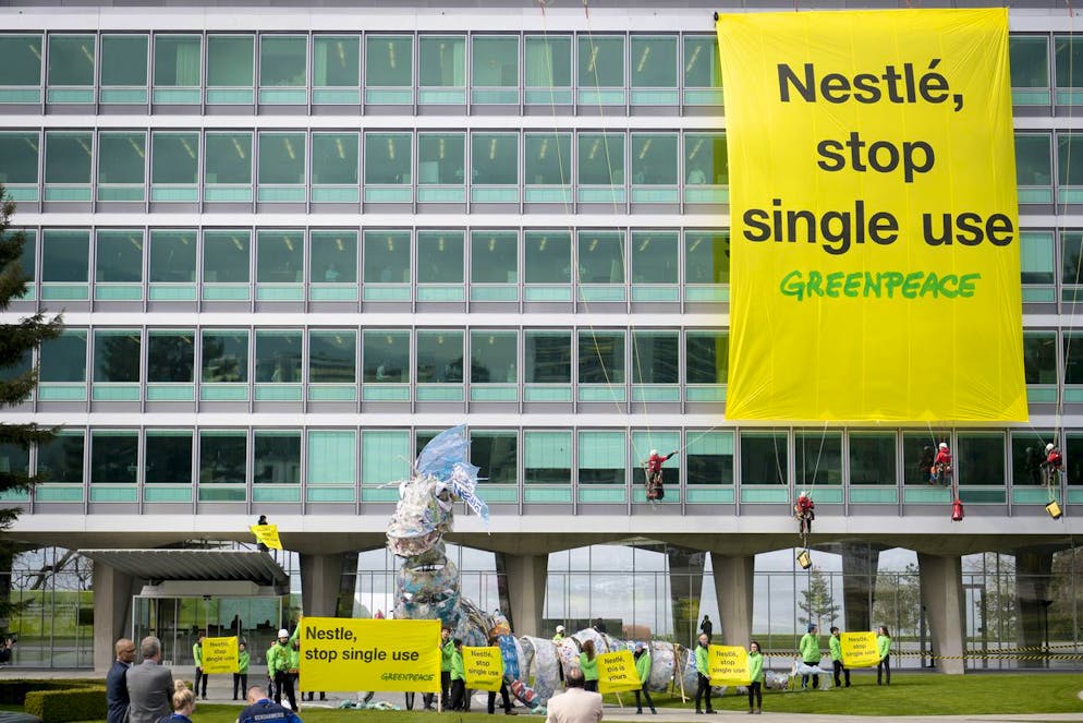 Greenpeace-Protest gegen die Vermüllung durch Plastik vor dem Nestlé-Hauptquartier in Vevey im April 2019.