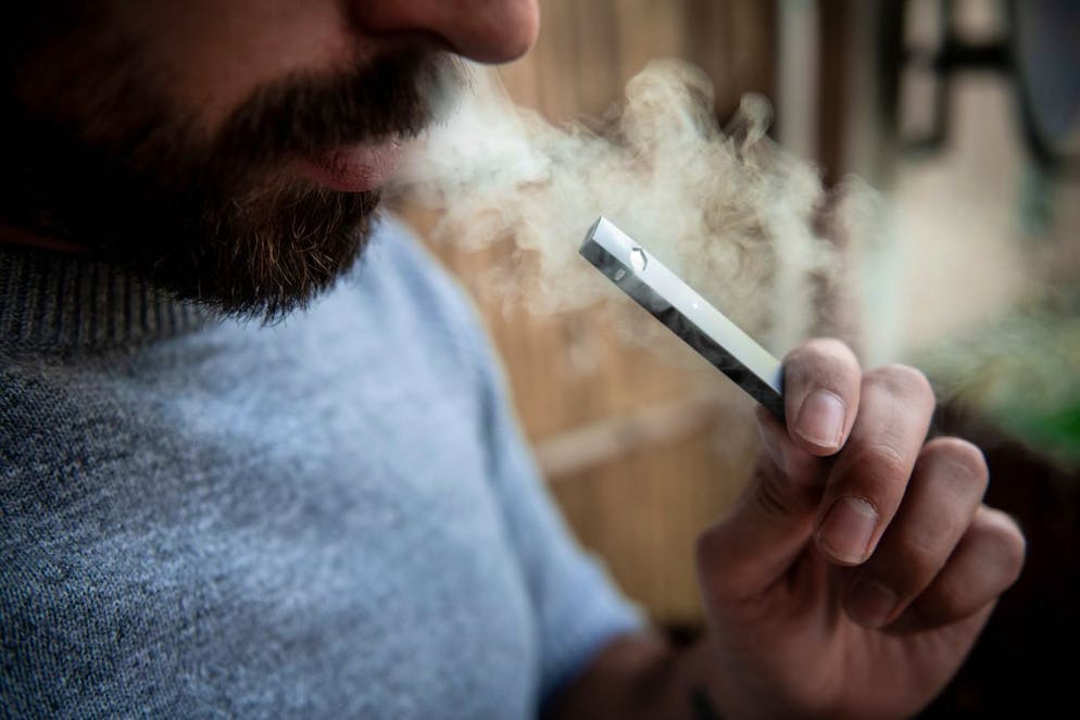 E-Zigaretten und erhitzte Tabakprodukte sollten nur noch in Fachgeschäften, Tabakläden und Apotheken verkauft werden. Zu diesem Schluss kommen Expert*innen.