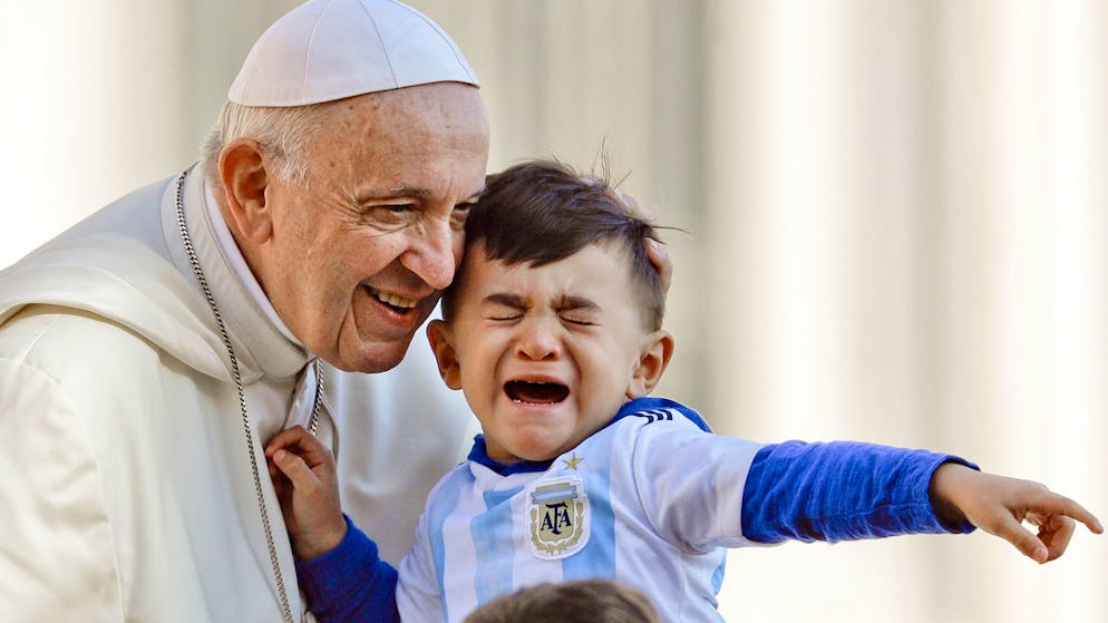 Will weitermachen: Papst Franzsikus, hier mit einem jungen Gläubigen bei seiner Generealaudienz im Vatikan.