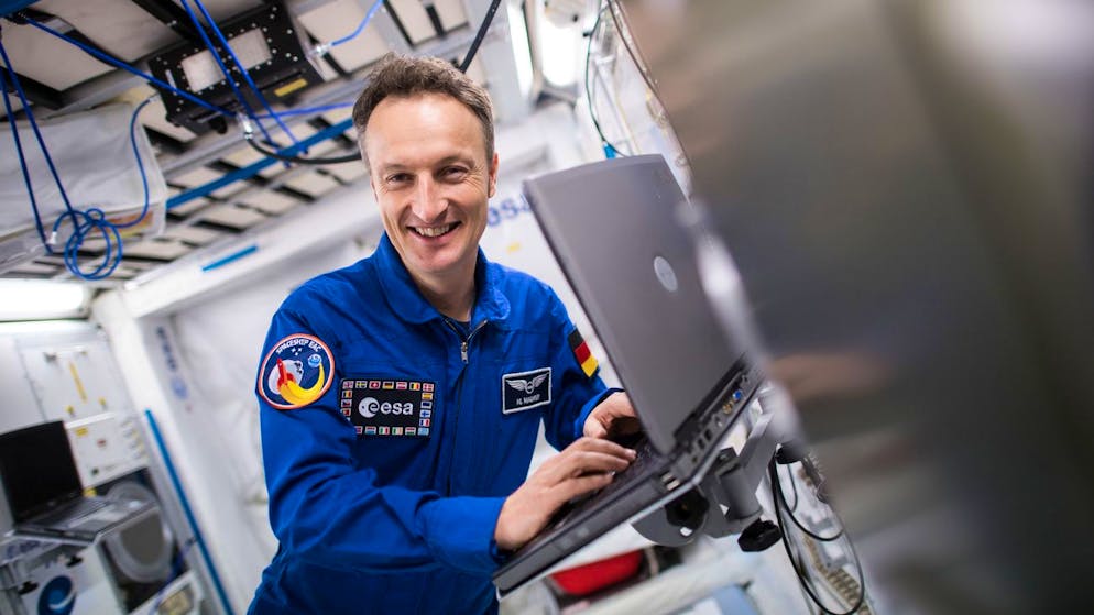 Matthias Maurer, ESA-Astronaut, steht in einem Modell des Columbus-Moduls der Internationalen Raumstation ISS.
