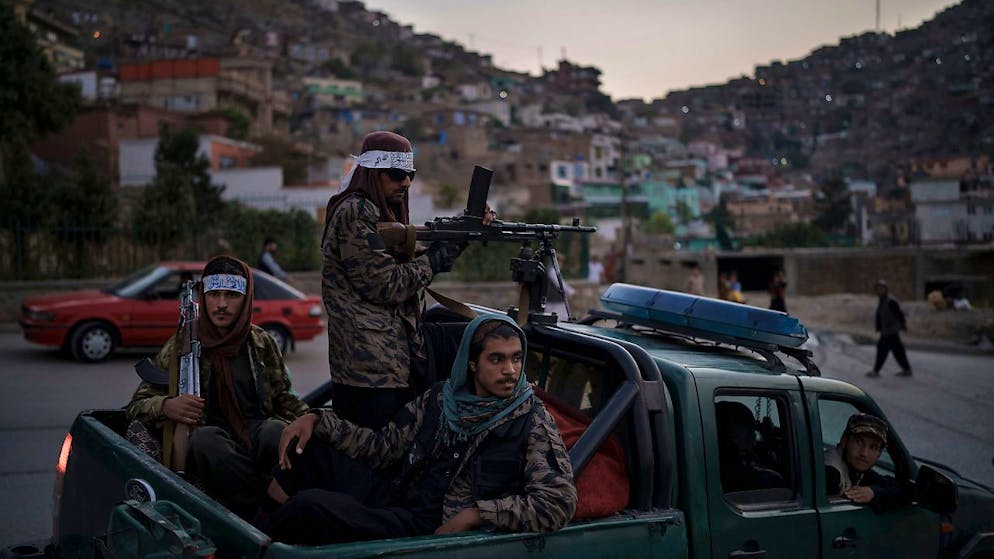 Kämpfer der Taliban sitzen auf der Ladefläche eines Pickups in Kabul. Foto: Felipe Dana/AP/dpa