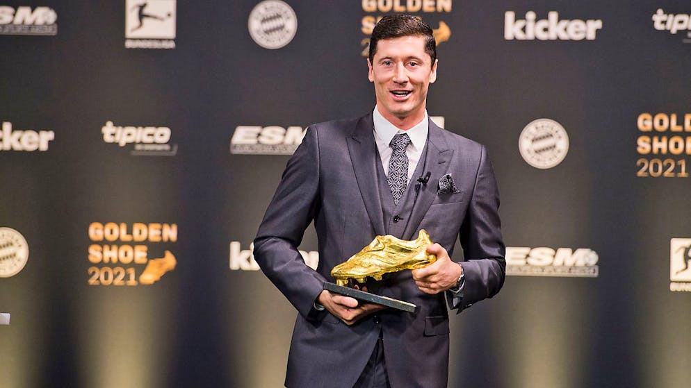 Robert Lewandowski erhielt die Trophäe «Goldener Schuh 2021».