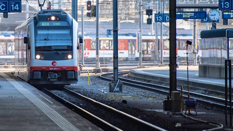 Eine Komposition der Zentralbahn (ZB) im Bahnhof Luzern: Die Linie Richtung Brünig ist wegen einer Fahrbahnstörung unterbrochen gewesen. (Archivaufnahme)