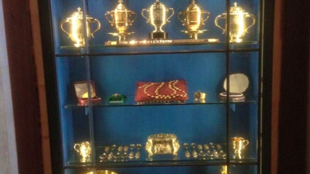 HANDOUT - Aus einer Vitrine im südenglischen Schloss Arundel, wurde ein Satz «unersetzlicher» goldener Rosenkränze zusammen mit anderen historischen Schätzen entwendet. Die Polizei von Sussex teilte mit, dass ein 45-jähriger Mann verhaftet wurde und nun befragt werde. Foto: Arundel Castle/PA Media/dpa - ACHTUNG: Nur zur redaktionellen Verwendung im Zusammenhang mit der aktuellen Berichterstattung und nur mit vollständiger Nennung des vorstehenden Credits
