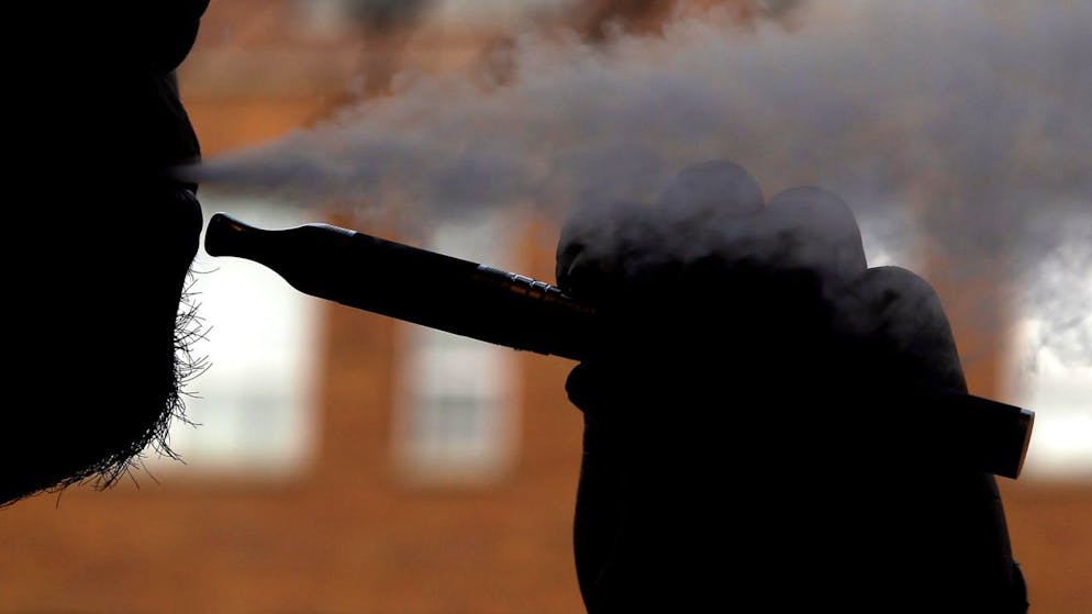 Secondo esperti internazionali della prevenzione del tabagismo, le sigarette elettroniche e i prodotti a tabacco riscaldato devono avere norme diverse per i due tipi di prodotti; e quelli a tabacco riscaldato dovrebbero sottostare alle regole delle sigarette tradizionali, tasse comprese.