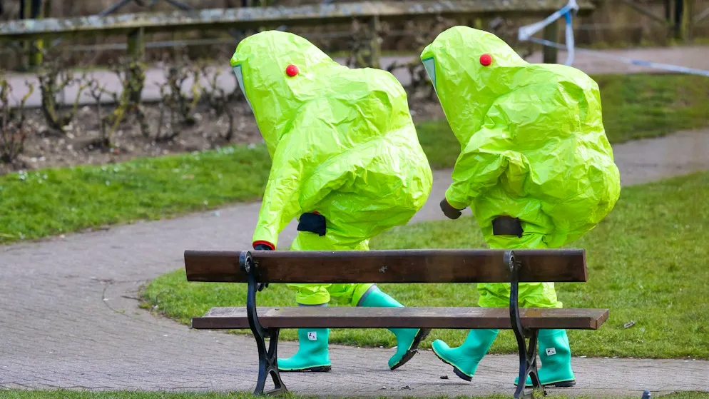Einsatzkräfte in Schutzanzügen nach dem Anschlag in Salisbury 2018.