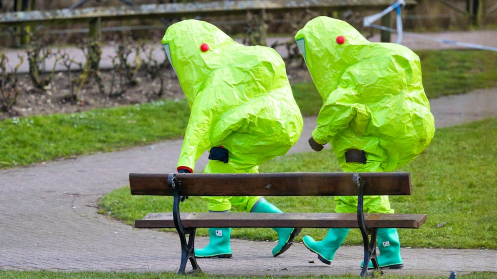 Einsatzkräfte in Schutzanzügen nach dem Anschlag in Salisbury 2018.