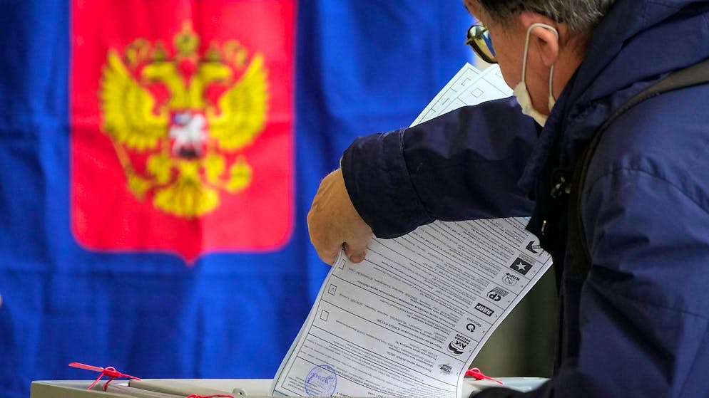 Ein Mann gibt während der Wahlen zur Staatsduma, dem Unterhaus des russischen Parlaments, in einem Wahllokal seine Stimme ab. Foto: Dmitri Lovetsky/AP/dpa