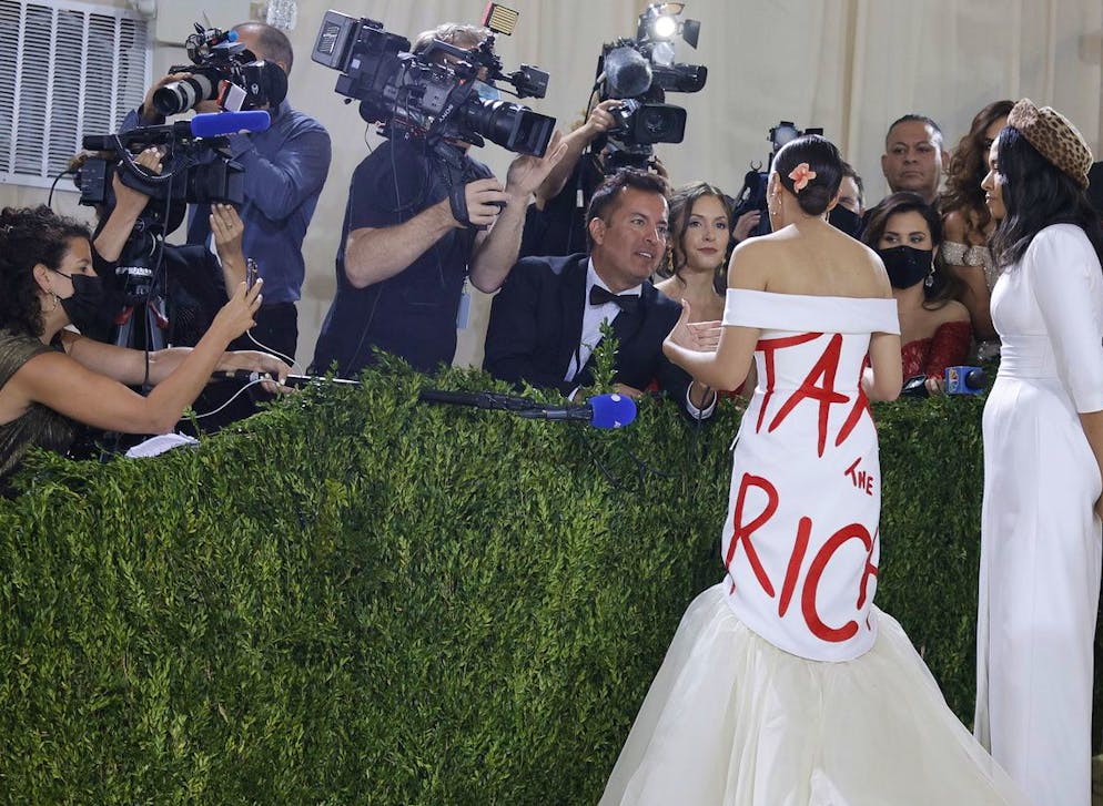 Alexandria Ocasio-Cortez links von Aurora James am 13. September bei der New Yorker Met-Gala: Mit der Aufforderung «Besteuert die Reichen» auf ihrem Kleid können Börsianer nicht viel anfangen.