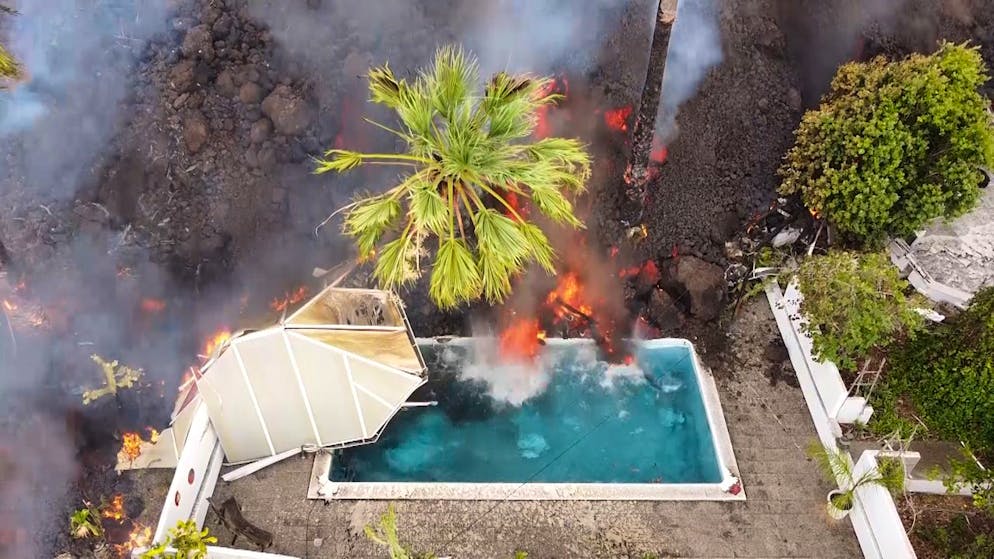 Ein Haus und ein Swimmingpool werden nach dem Vulkanausbruch von der Lava begraben. Mehrere Lavaströme wälzten sich auch die Nacht über mit einer Geschwindigkeit von etwa 700 Metern pro Stunde bergab in Richtung bebauter Gebiete. Foto: Europa Press/EUROPA PRESS/dpa