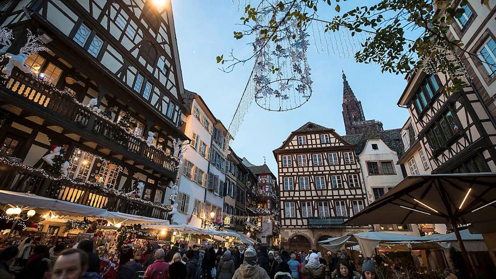 La municipalité de Strasbourg (ici le fameux marché de Noël) veut diminuer le nombre de places de stationnement afin de développer des «offres de mobilité» alternatives à la voiture.