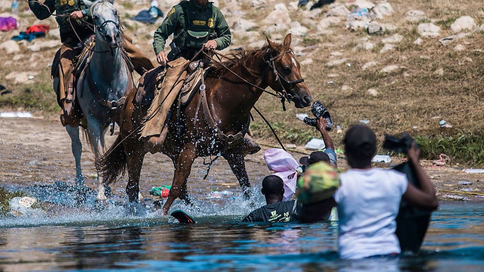 Beamte der US-Zoll- und Grenzschutzbehörde am Rio Grande. Foto: Felix Marquez/AP/dpa