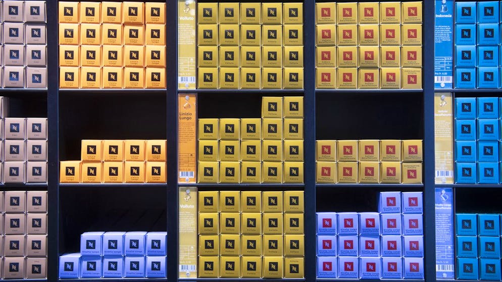 Gestapelte Kartons in Vevey – sieht aus wie Tetris, ist aber Nespresso.
