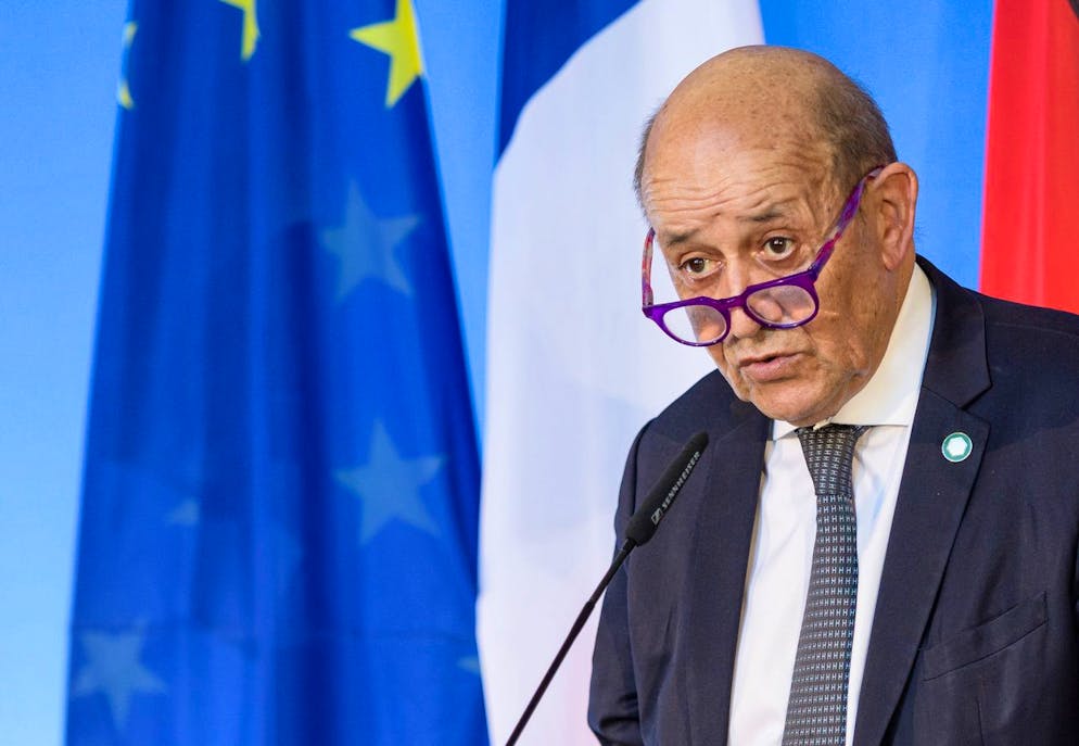 Le ministre français des Affaires étrangères, Jean-Yves Le Drian, prend la parole lors d'une conférence de presse à l'Université Bauhaus de Weimar. La France considère que les relations au sein de l'OTAN sont tendues par le différend sur l'échec d'un accord sur les sous-marins avec l'Australie.