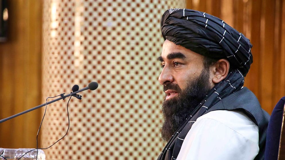 Le ragazze in Afghanistan torneranno a scuola il prima possibile, secondo il portavoce dei talebani Zabihullah Mujahid.