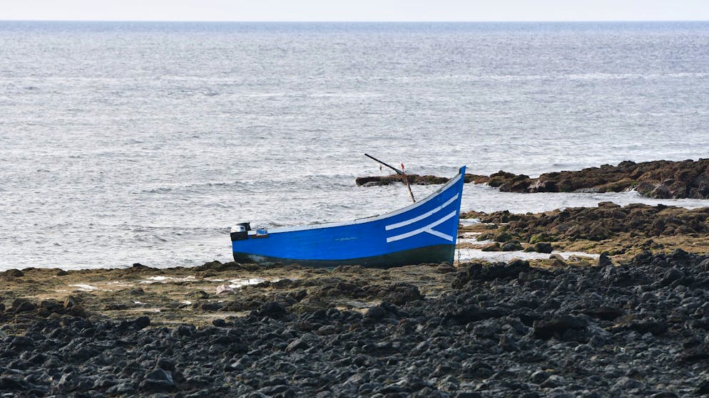 Ein leeres Boot an einem Strand in Spanien. Symbolbild