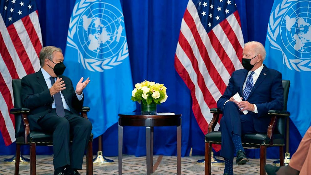 Joe Biden (r), Präsident der USA, trifft sich mit Antonio Gutérres, Generalsekretär der Vereinten Nationen. Foto: Evan Vucci/AP/dpa