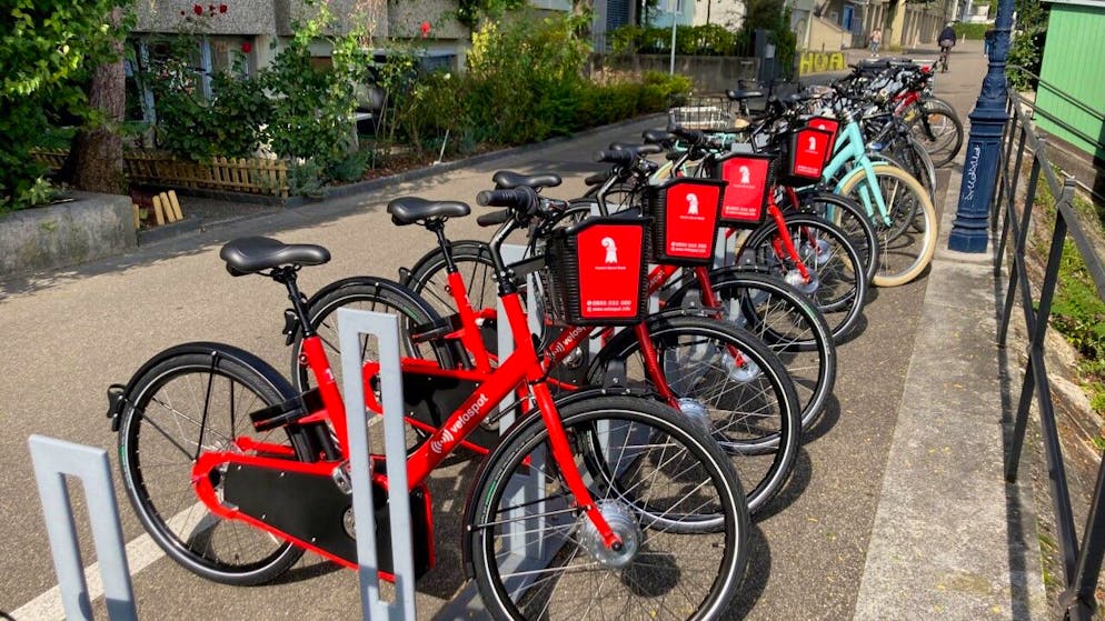 Die neuen Leihvelos für Basel stehen unter anderem am St. Johanns-Rheinweg zur Kurzmiete bereit.