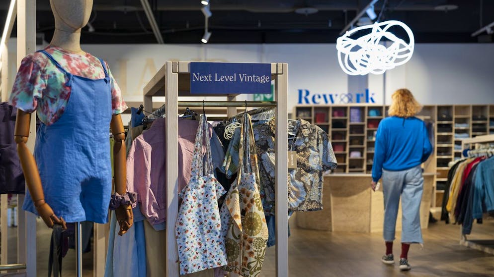 Conseil 2 : La mode. Pour les vêtements aussi, le vintage est tendance. Et là aussi, les marques de mode produisent de nouveaux vêtements donnant l'impression de dater de 60 ans. La Suisse est un pays de cocagne de grandes boutiques de seconde main.