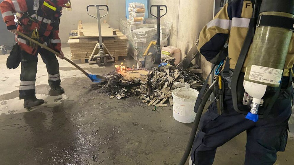 Die Feuerwehr konnte den Brand in der Einstellhalle in Frenkendorf BL rasch löschen.