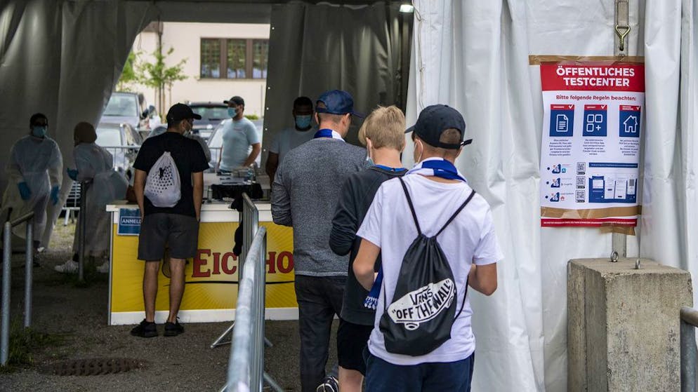 Ein Covid-Testcenter vor dem Fussballstadion in Luzern: Ungeimpfte Fussballfans ohne Symptome müssen die Tests früher oder später selber bezahlen.