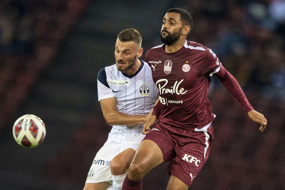 Zuerichs Fidan Aliti, links, spielt um den Ball mit Servettes Ronny Rodelin, rechts, im Fussball Meisterschaftsspiel der Super League zwischen dem FC Zuerich und dem Servette FC im Letzigrund, am Dienstag, 21. September 2021 in Zuerich. (KEYSTONE/Ennio Leanza)