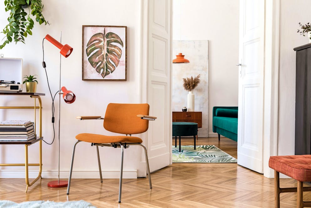 Conseil 1 : Les meubles. Les années 60 font à nouveau leur entrée dans les pièces de séjour suisses. Qui n’aimerait pas une jolie chaise cantilever Thonet autour de la table ou un buffet en teck ? Les magasins d’ameublement ont reconnu la tendance et produisent des articles neufs dans l’ancien look à des prix avantageux. Mais si vous aimez le style vintage, prenez un peu de temps pour parcourir quelques brocantes. Un original avec une histoire fait assurément davantage plaisir qu’une nouvelle imitation.