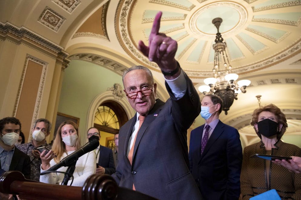 Le chef de la majorité au Sénat Chuck Schumer participe à une conférence de presse à côté du président de la commission des finances du Sénat, Ron Wyden (2ème à droite) et le sénateur républicain du Michigan Debbie Stabenow (droite), sur la colline du Capitole à Washington, DC, USA, 21 septembre 2021. Un plan des démocrates visant à suspendre le plafond de la dette jusqu'après les élections au Congrès de 2022 et à financer temporairement le gouvernement pour éviter une fermeture se heurte à l'opposition des républicains.