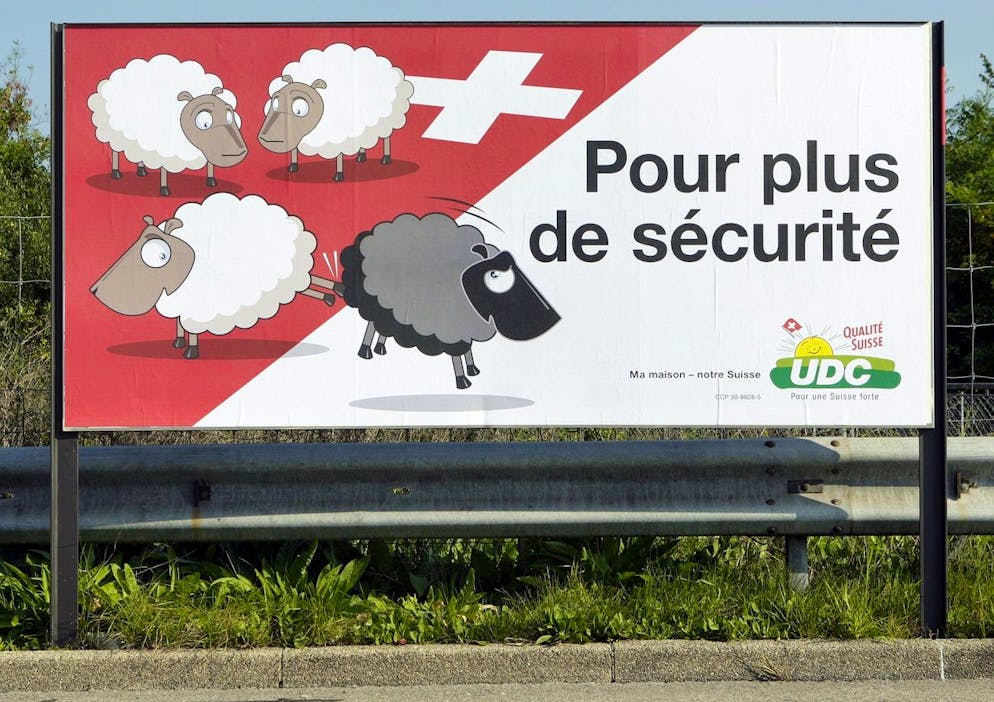 Si fa un nome attraverso la provocazione. Ecco il poster della pecora nera dell'UDC del 2007, che all'epoca fece molto discutere.