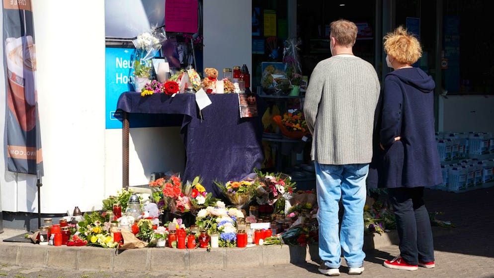 Blumen, Kerzen und Botschaften an das Opfer liegen am 21. September an einer Tankstelle in Idar-Oberstein.