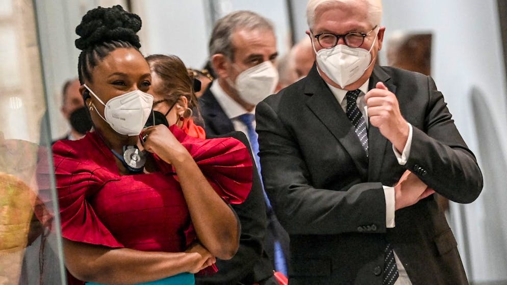 Bundespräsident Frank-Walter Steinmeier und Chimamanda Ngozi Adichie, Schriftstellerin beim Festakt anlässlich der Ausstellungseröffnungen des Ethnologischen Museums und des Museums für Asiatische Kunst. Foto: Britta Pedersen/dpa-Zentralbild / Pool/dpa