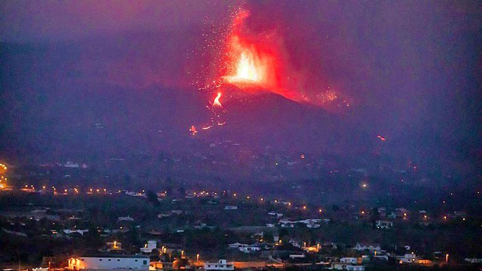 Ein eruptiver Schlund stösst Lava und Pyroklastika in der Gegend von Cabeza de Vaca auf La Palma aus.