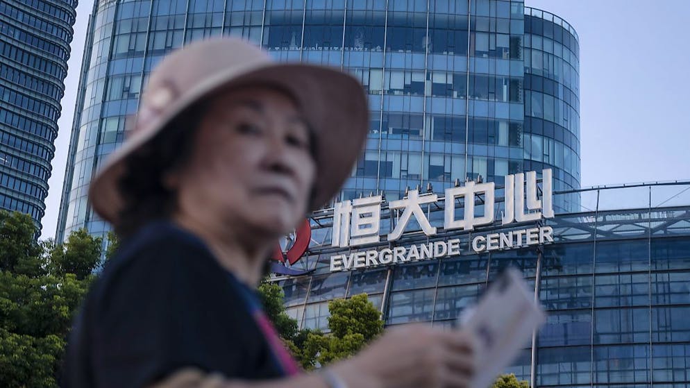 Le géant chinois de l'immobilier Evergrande a annoncé le paiement d'intérêts sur une petite partie de sa dette, sans rassurer des marchés financiers qui attendent toujours de savoir si Pékin va voler à son secours.