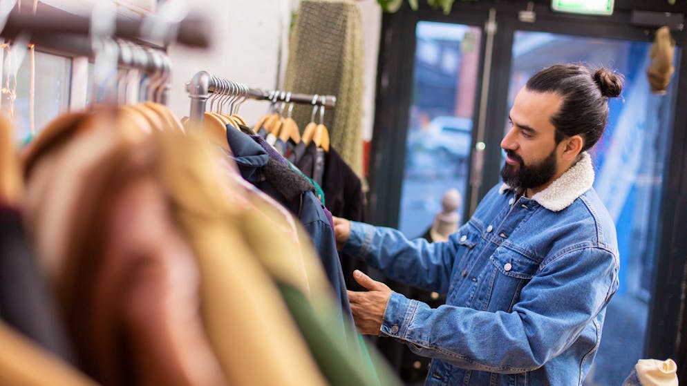 La mode et d’autres articles de seconde main ont le vent en poupe, heureusement ! Dans la galerie, nous te présentons les produits que tu peux et devrais acheter de seconde main.