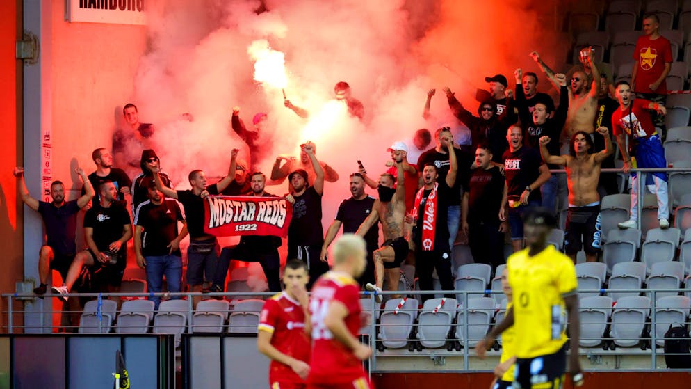 Les supporters du Velez Mostar (ici en Conference League) se sont illustrés de bien mauvaise manière dans le championnat bosnien.