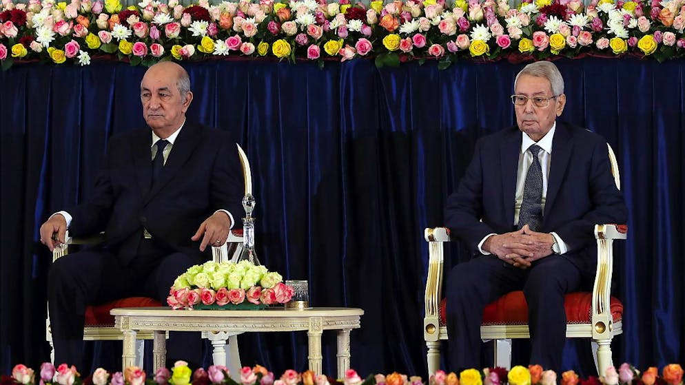 Abdelkader Bensalah (à droite) avait présidé le pays par interim pendant huit mois. Ici, avec son successeur Abdelmadjid Tebboune (Archive).