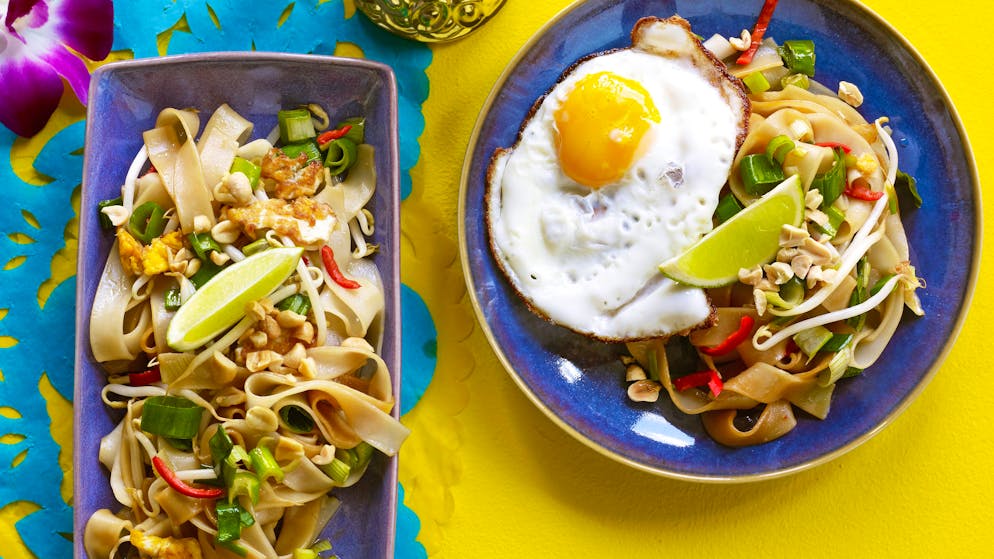 Pasta all'Asia – gebratene Reisnudeln mit Spiegelei.