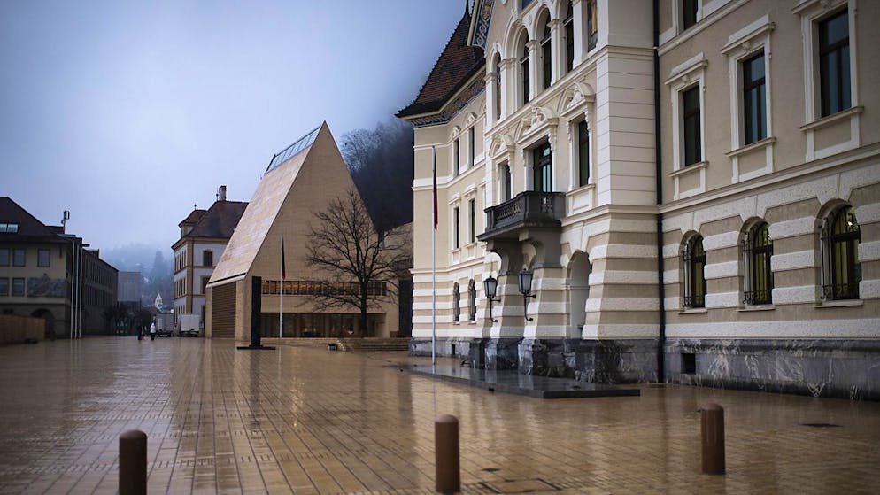 Die Stimmung im Liechtensteiner Regierungsgebäude (rechts) ist optimistischer als auch schon. Die Steuereinnahmen des Fürstentums erweisen sich in Corona-Zeiten als robuster, als erwartet. (Archivbild)