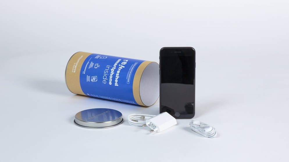 Conseil 3 : Téléphone mobile, tablette & Co. La fabrication d’un nouveau smartphone génère jusqu’à dix fois plus d’émissions qu’il n’en produira pour le reste de sa vie. 80 % de toutes les émissions proviennent de la production. Quiconque achète un téléphone portable d’occasion économise toutes ces émissions. Les fournisseurs professionnels accordent des garanties sur les appareils d’occasion, par exemple les smartphones reconditionnés de Swisscom.