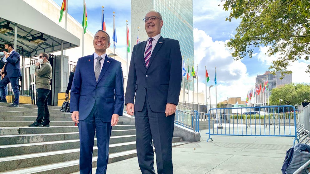 Bundespräsident Guy Parmelin (rechts) und Bundesrat Ignazio Cassis posieren vor dem UNO-Gebäude in New York, wo derzeit die jährliche UNO-Generalversammlung stattfindet.