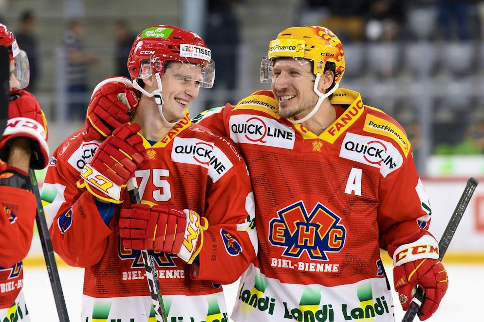 Biels Alexandr Iakovenko, links, und Der Bieler PostFinance Top Scorer Damien Brunner, rechts, jubeln nach dem Sieg (6-0), beim Eishockey Meisterschaftsspiel der National League zwischen dem EHC Biel und HC Genf-Servette, am Dienstag, 21. September 2021, in der Tissot Arena in Biel. (PostFinance/KEYSTONE/Anthony Anex)
