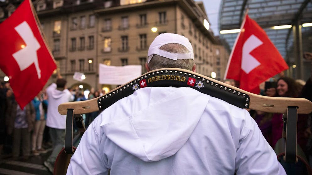 Ein Freiheitstrychler während einer Demonstration gegen Corona-Massnahmen am 16. September 2021 in Bern.