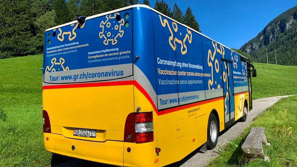 Il vaxbus targato GR riparte per il secondo giro. Raggiungerà 38 località del cantone e permetterà la vaccinazione spontanea.