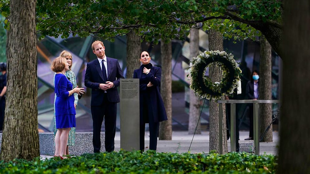 Prinz Harry (2.v.r) und Meghan Markle (r), Herzog und Herzogin von Sussex, besuchen das National September 11 Memorial Museum in New York.