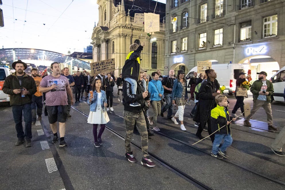 Demonstranten ziehen durch dioe Spitalgasse, am Mittwoch, 23. September 2021, in Bern. Die Kantonspolizei Bern wappnet sich gegen eine unbewilligte Kundgebung von Coronamassnahmen Gegner und will diese unterbinden. (KEYSTONE/Peter Schneider)