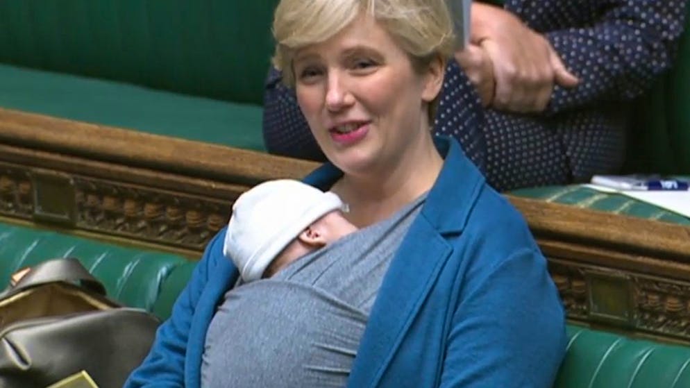 HANDOUT - Stella Creasy, Labour-Abgeordnete aus Großbritannien, bringt ihr neugeborenes Baby mit ins Parlament und möchte so ein Zeichen für Mütter setzen. Foto: House Of Commons/PA Wire/dpa - ACHTUNG: Nur zur redaktionellen Verwendung im Zusammenhang mit der aktuellen Berichterstattung und nur mit vollständiger Nennung des vorstehenden Credits