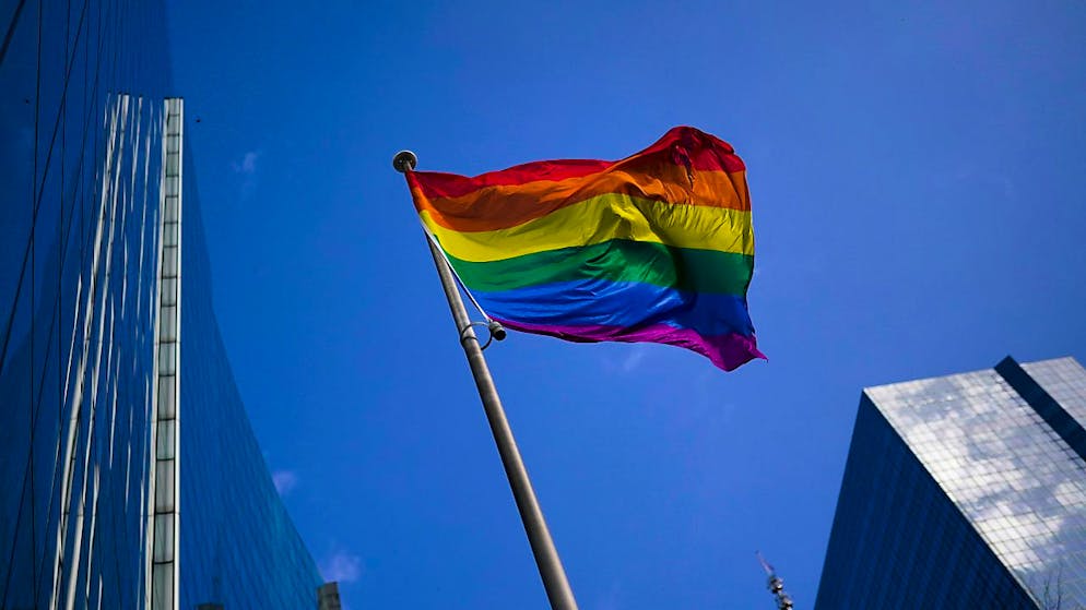 ARCHIV - Eine Regenbogenflagge ist im Finanzviertel gehisst und weht im Wind. Das Europaparlament hat die EU mit klarem Mehrheitsvotum zum Freiheitsraum für LGBTIQ-Personen erklärt. Foto: Francisco Seco/AP/dpa