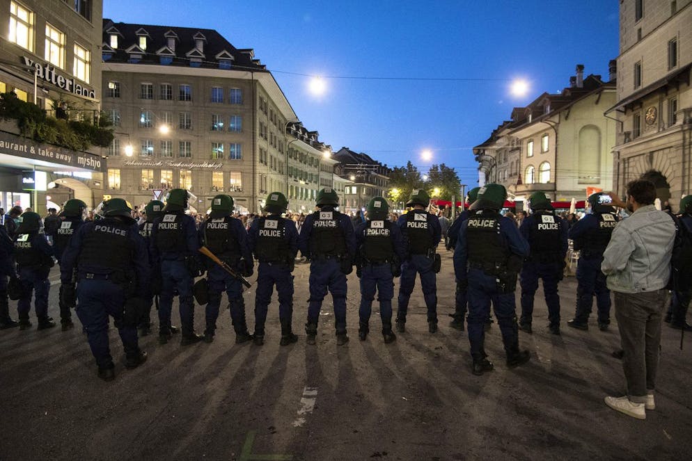 Police officers secure Baerenplatz on Wednesday 23 September 2021 in Bern.  The cantonal police of Bern are arming themselves against an unauthorized demonstration of opponents against corona and want to prevent it.  (KEYSTONE / Peter Schneider)