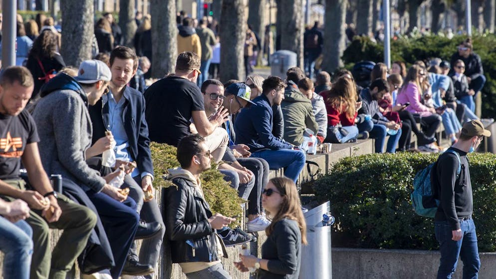 Die Lage hat sich gebessert – auf den Intensivstationen bleibt sie angespannt: Passanten geniessen das schöne Wetter am Zürichsee. (Symbolbild)