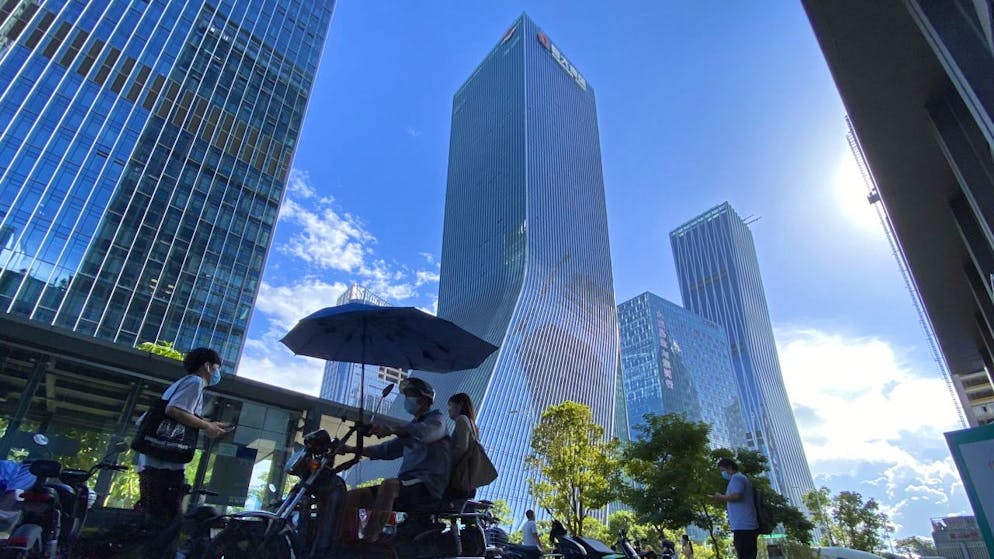 Der schwer angeschlagene chinesische Immobilienkonzern Evergrande hat am Donnerstag trotz anhaltender Ängste vor Zahlungsausfällen an der Hongkonger Börse einen Kurssprung hingelegt. Im Bild der Hauptsitz von Evergrande in Shenzhen. (Archivbild)